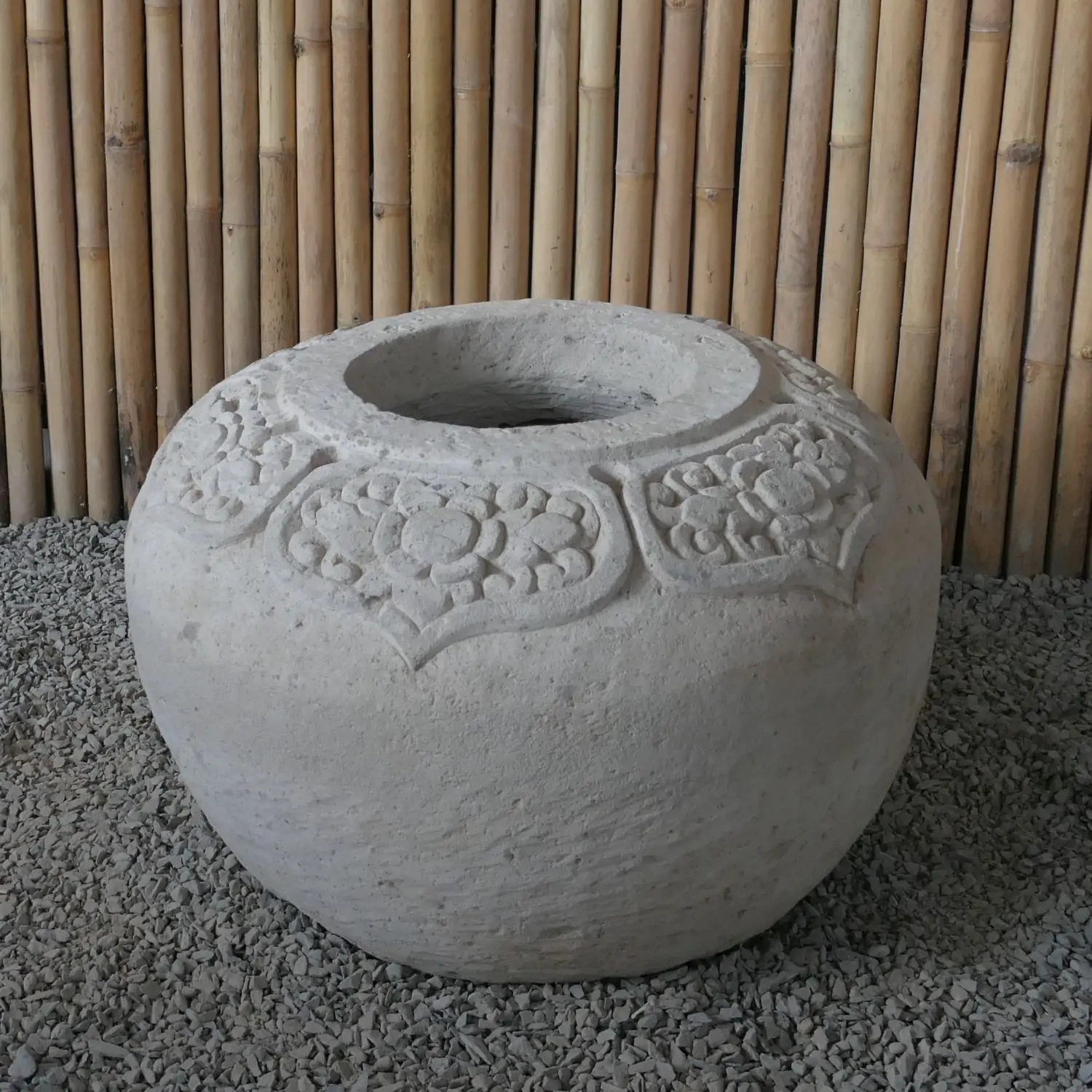 Artikelbild 6 des Artikels “Flacher runder Topf im balinesischen Stil, mit Schnitzereien - 70cm Durchmesser, 45 cm Höhe, Taro-Sand “